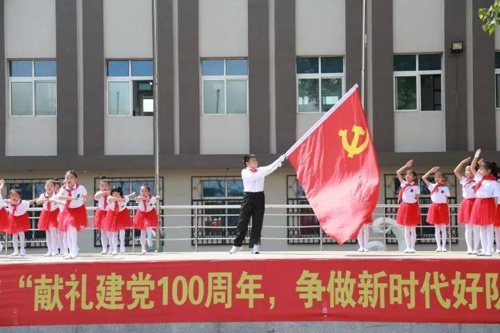 江苏扬州千余只红嘴鸥现身渔场